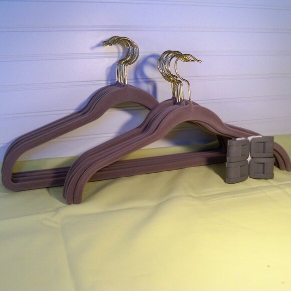 Huggable Hangers, Joy Mangano, 18 Hangers, Gray Flock, 4 Pant/Skirt Clips. - Picture 1 of 4